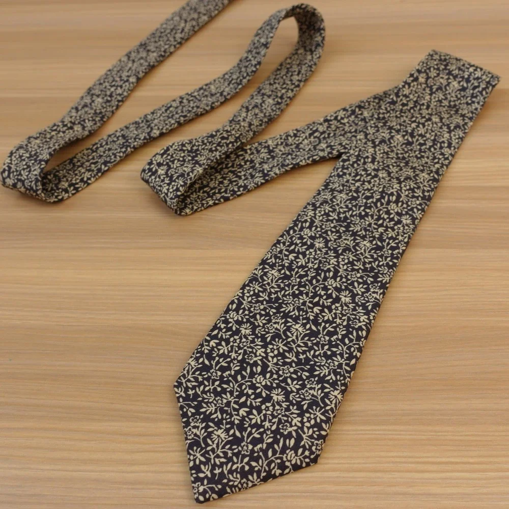 J CREW Ludlow Neck Tie Mens Navy Cream Silk Slim Ditsy Floral Cottage Prep USA